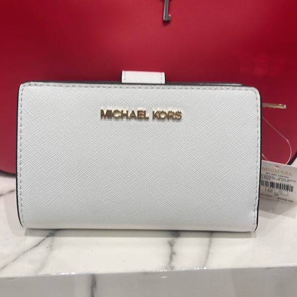 Michael Kors Medium Saffiano Leather Bifold Wallet Optic White
NWT - Picture 13 of 16
